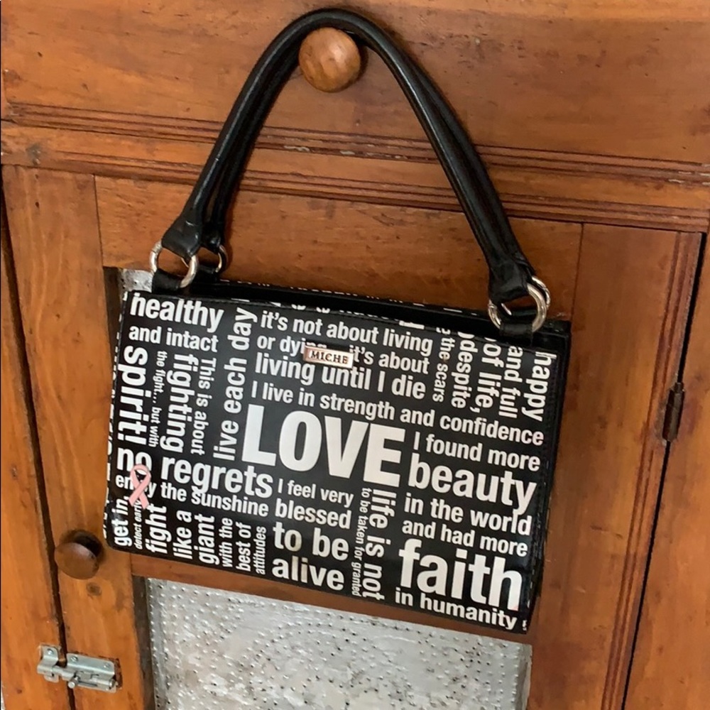 Magnetic interchangeable purse